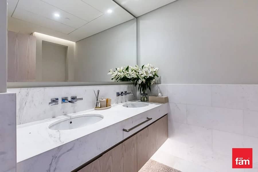 Available Mid December ,Prime Location, Sea View - Image 8