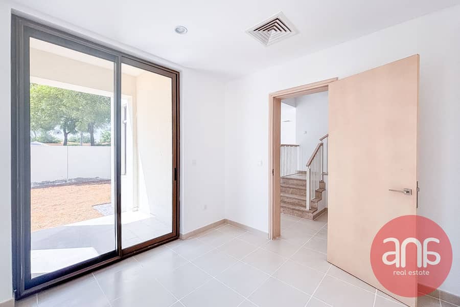 Single Row | Spacious 3-Bedroom | Next to park - Image 11