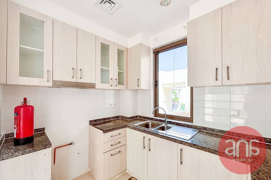 Single Row | Spacious 3-Bedroom | Next to park - Image 12