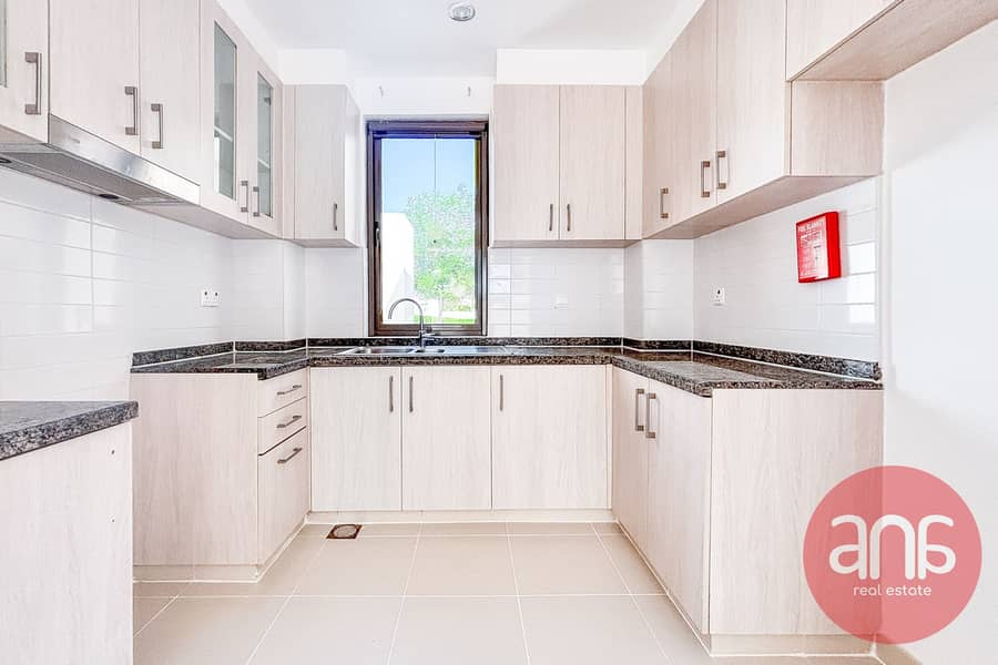 Single Row | Spacious 3-Bedroom | Next to park - Image 13