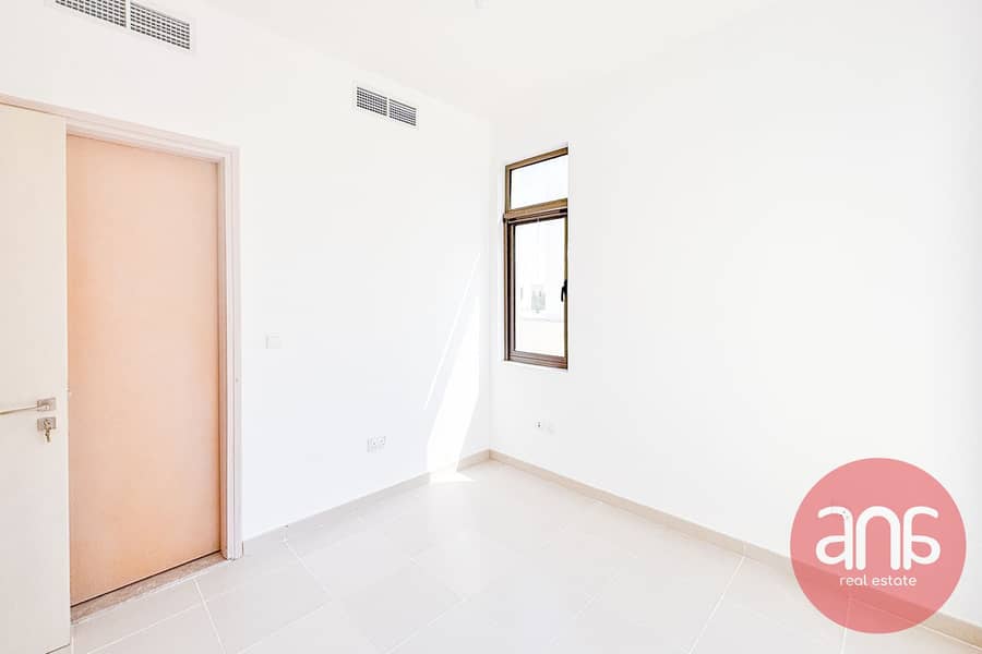 Single Row | Spacious 3-Bedroom | Next to park - Image 32