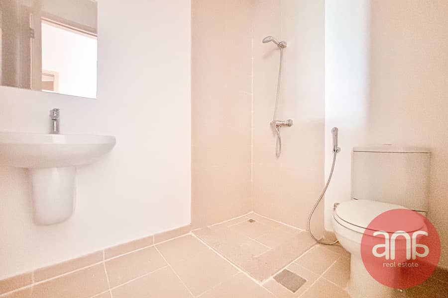 Single Row | Spacious 3-Bedroom | Next to park - Image 35