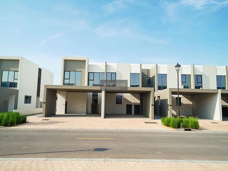 Spacious 3 Bed Townhouse || Community View