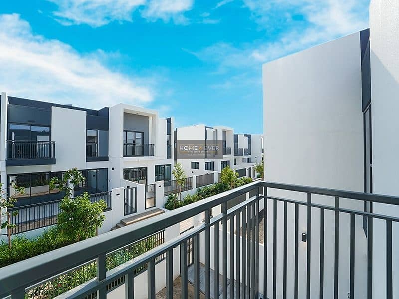 Spacious 3 Bed Townhouse || Community View