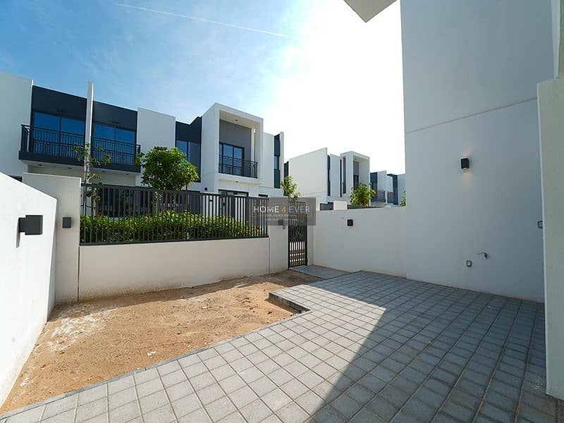 Spacious 3 Bed Townhouse || Community View