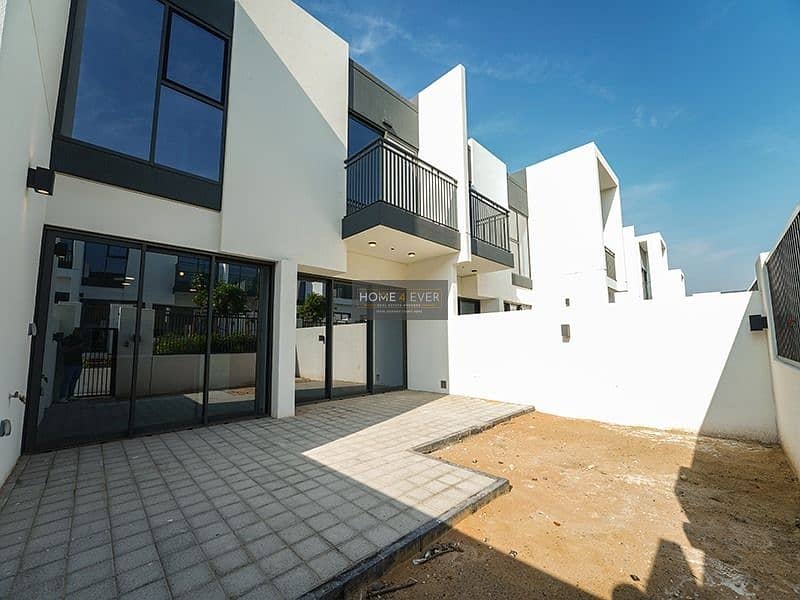 Spacious 3 Bed Townhouse || Community View
