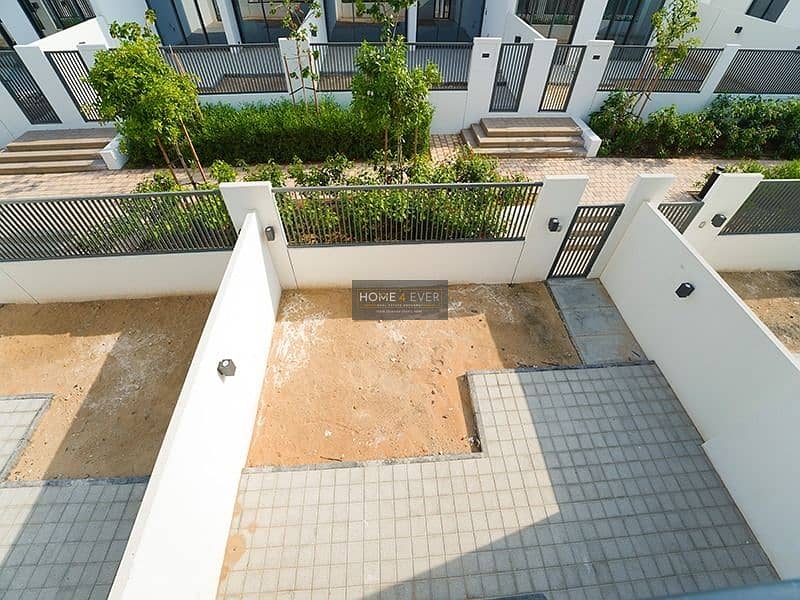 Spacious 3 Bed Townhouse || Community View