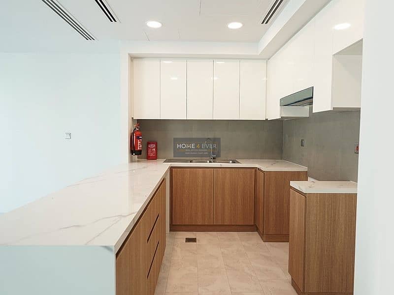 Spacious 3 Bed Townhouse || Community View - Image 10