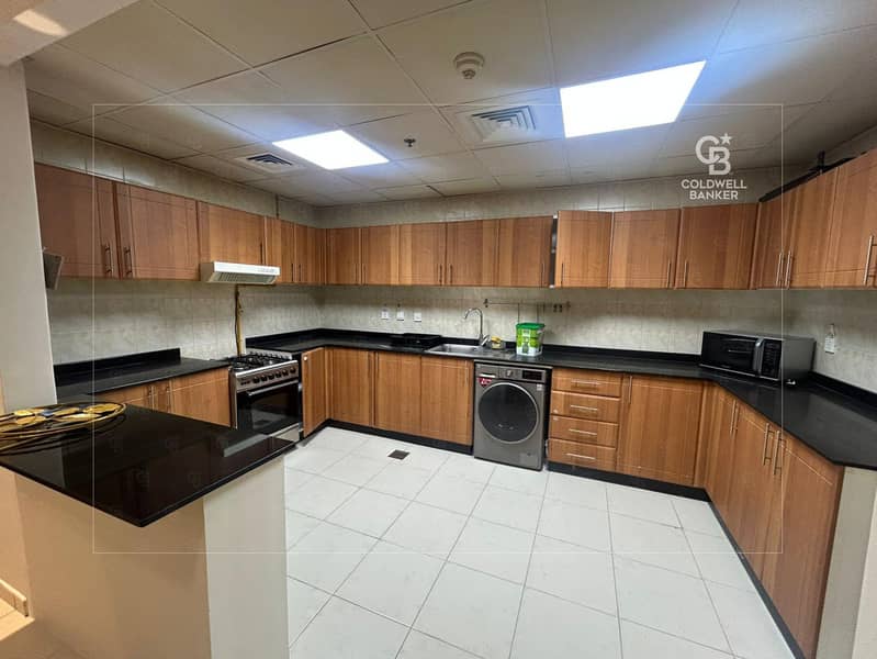 Large 1bedroom | Pool View | 2 Bathrooms - Image 8