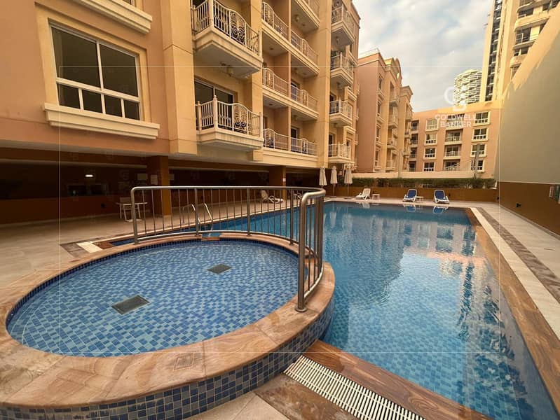 Large 1bedroom | Pool View | 2 Bathrooms - Image 11