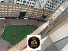 شقة غرفتين وصالة للبيع، شقة فارغة مع موقف سيارات وشرفة مطلة على الحديقة، مساحة أكبر وسعر مميز في موقع رائع في أبراج لؤلؤة عجمان.