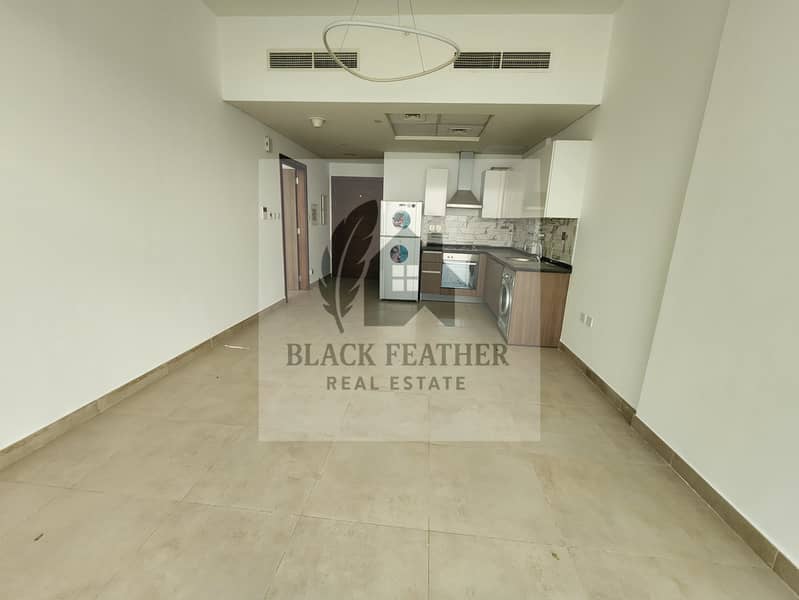 FREE CHILLER // LOWEST PRICE // POOL VIEW // HIGH FLOOR // VACANT - Image 6