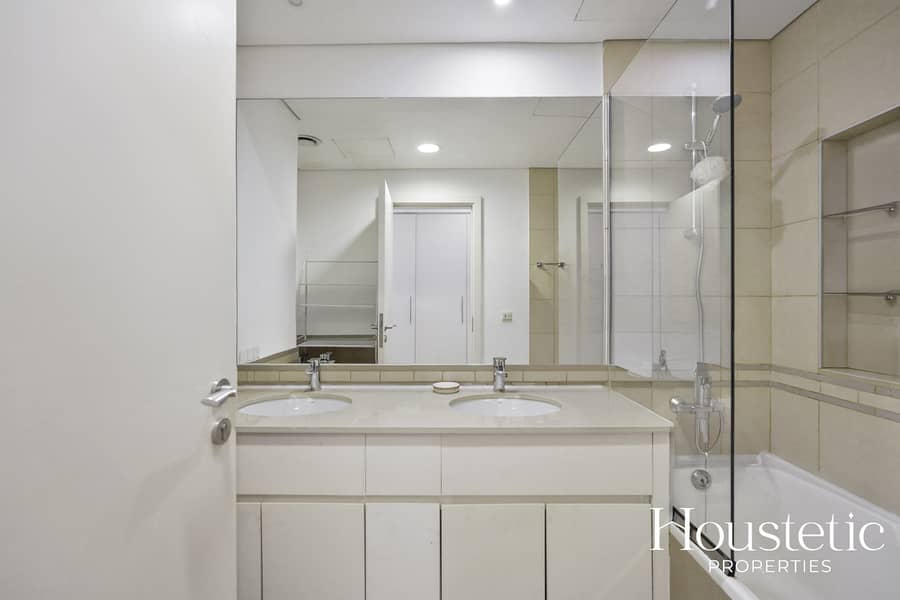 Pool View | Mid Floor | Vacant on Transfer - Image 9