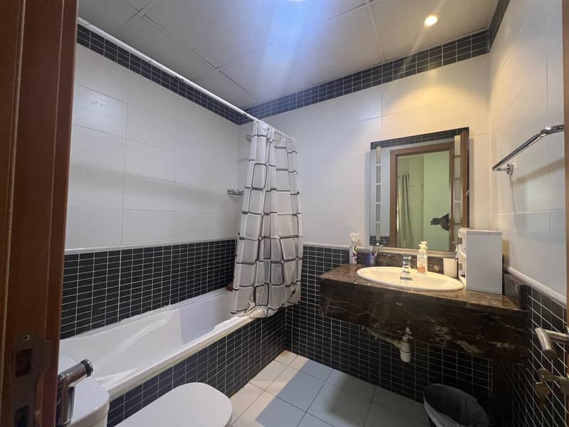 Large 2 BR Opposite Park Attractive Price - Image 8