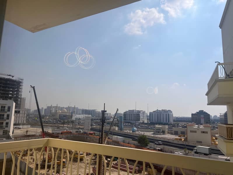 Large 2 BR Opposite Park Attractive Price - Image 12