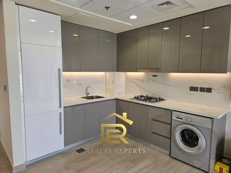 OUTSTANDING BURJKHLIFA AND POOL VIEW |CHILLER FREE - Image 6