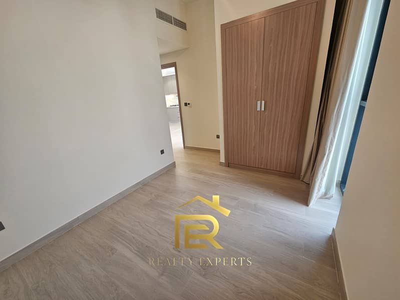 OUTSTANDING BURJKHLIFA AND POOL VIEW |CHILLER FREE - Image 9