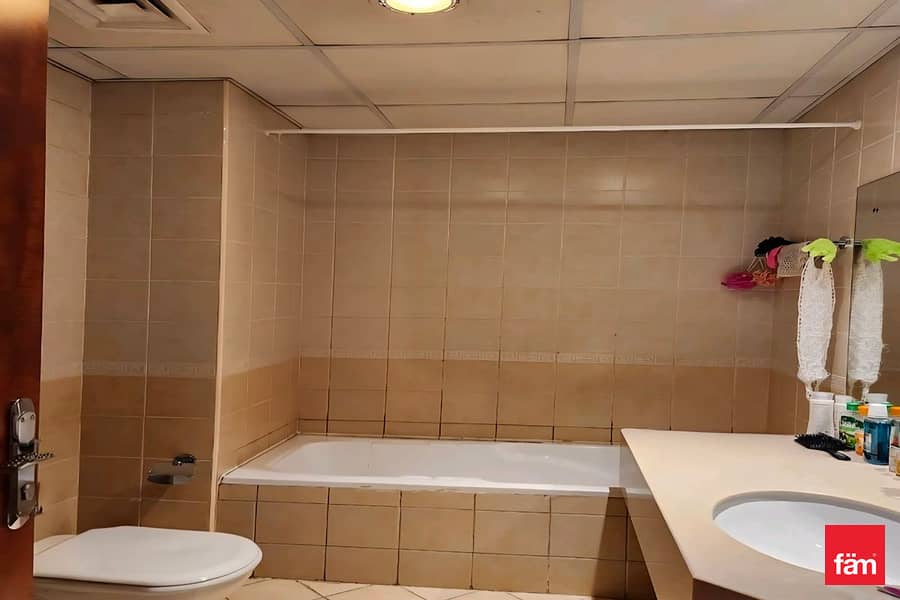 Spacious Layout l Vacant l Investment Opportunity