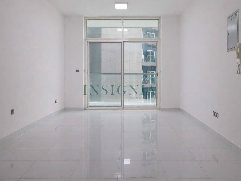 Villa & Skyline View Vacant Studio Spacious Prime Location