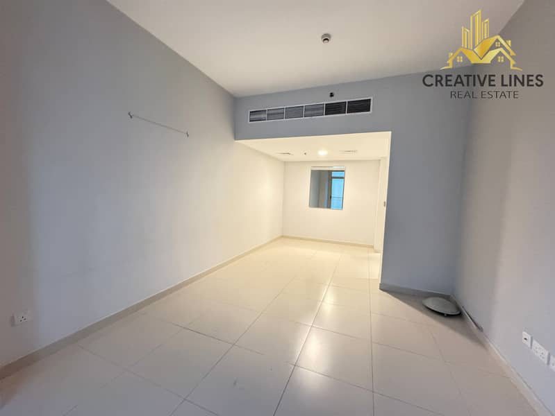 2 BEDROOM// CLOSE KITCHEN // WITH BALCONY// READY TO MOVE