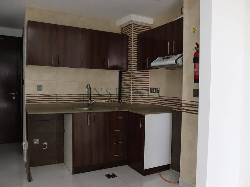 Villa & Skyline View Vacant Studio Spacious Prime Location