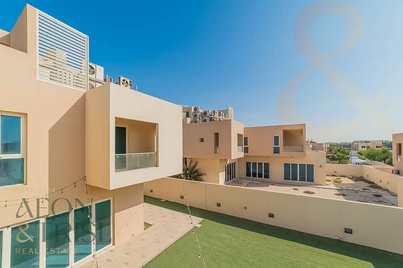 Luxury Villa | Waterfront Living | Spacious Layout - Image 7