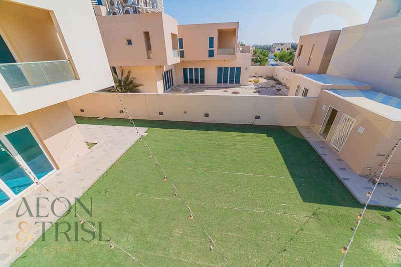 Luxury Villa | Waterfront Living | Spacious Layout - Image 8