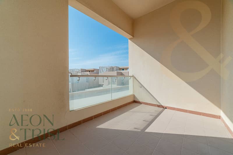 Luxury Villa | Waterfront Living | Spacious Layout - Image 10