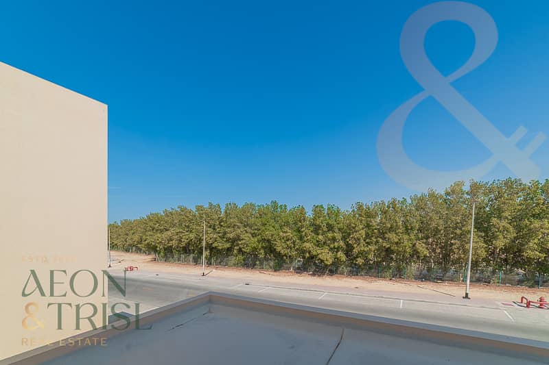 Luxury Villa | Waterfront Living | Spacious Layout - Image 11