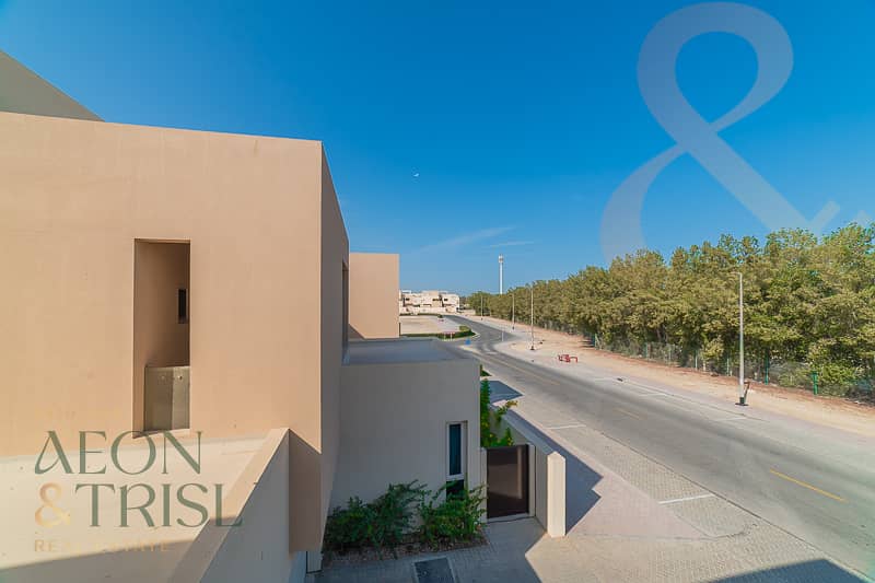 Luxury Villa | Waterfront Living | Spacious Layout - Image 14