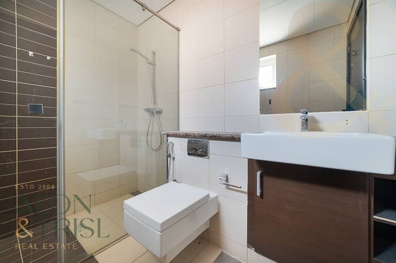 Luxury Villa | Waterfront Living | Spacious Layout - Image 21