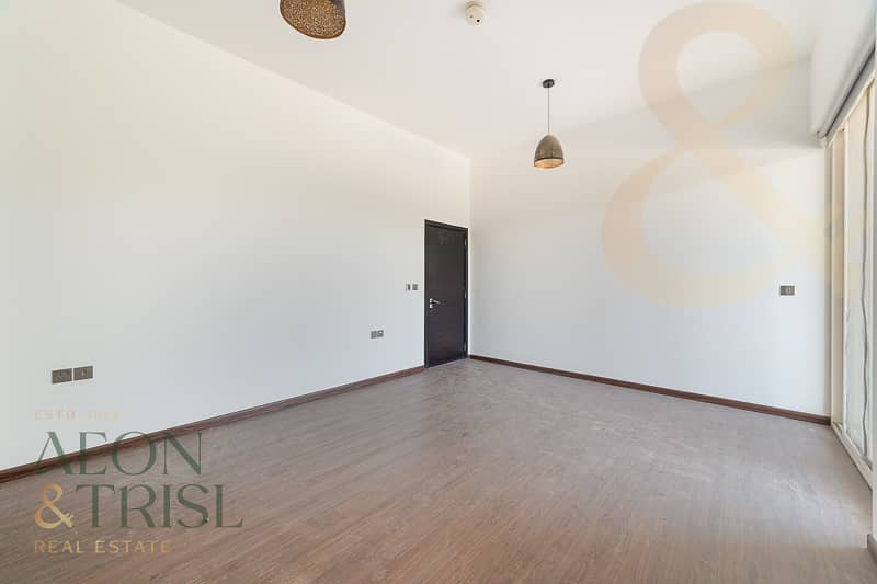 Luxury Villa | Waterfront Living | Spacious Layout - Image 23