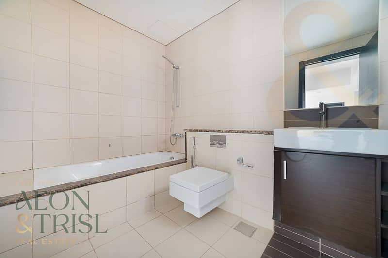 Luxury Villa | Waterfront Living | Spacious Layout - Image 25