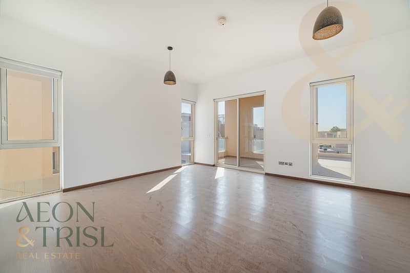 Luxury Villa | Waterfront Living | Spacious Layout - Image 26