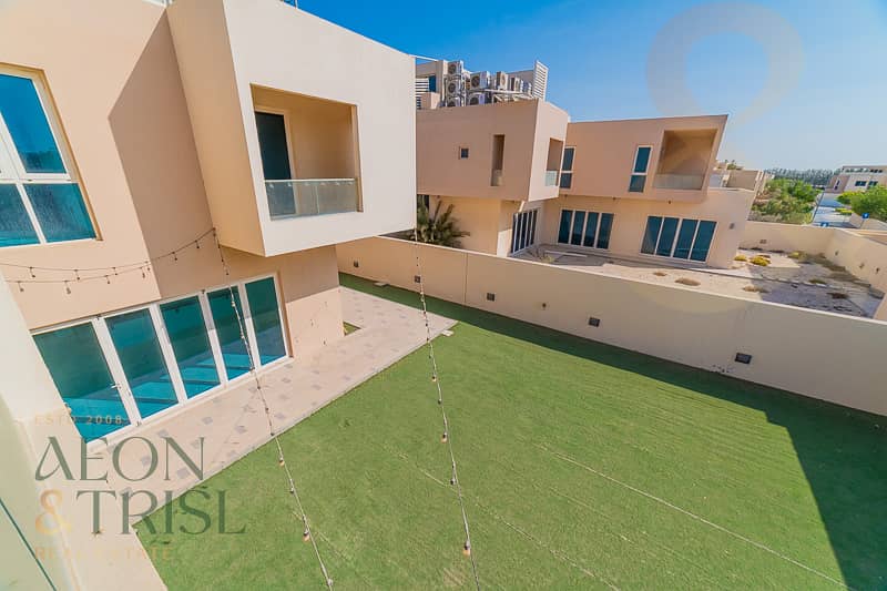 Luxury Villa | Waterfront Living | Spacious Layout - Image 28