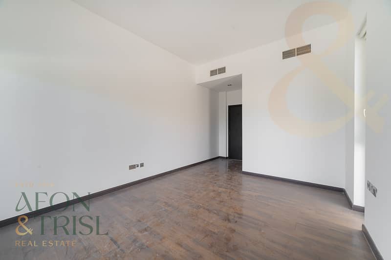 Luxury Villa | Waterfront Living | Spacious Layout - Image 29