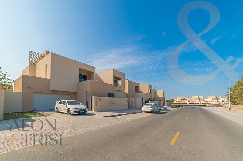 Luxury Villa | Waterfront Living | Spacious Layout - Image 30