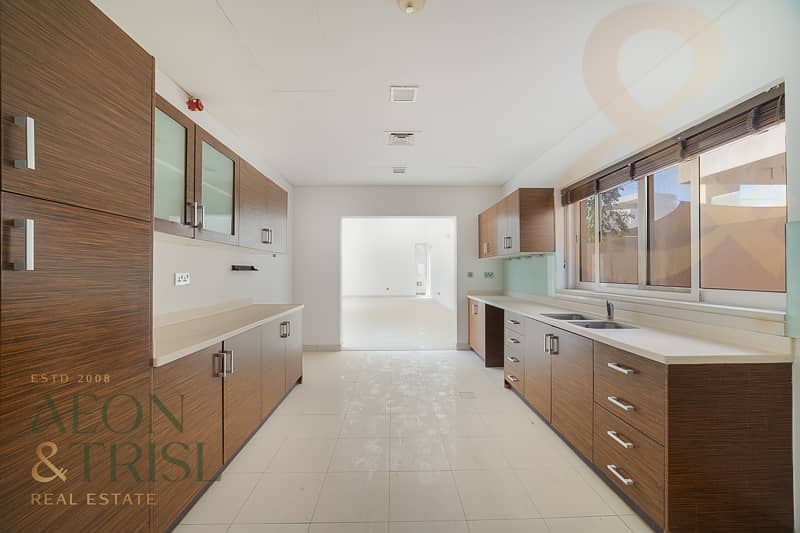 Luxury Villa | Waterfront Living | Spacious Layout - Image 32