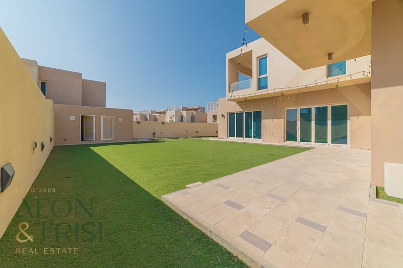 Luxury Villa | Waterfront Living | Spacious Layout - Image 36