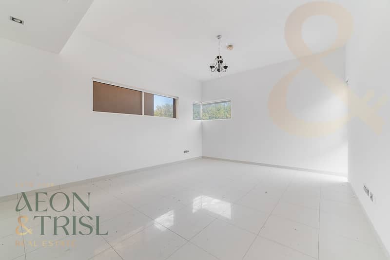 Luxury Villa | Waterfront Living | Spacious Layout - Image 37