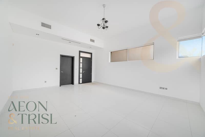 Luxury Villa | Waterfront Living | Spacious Layout - Image 38