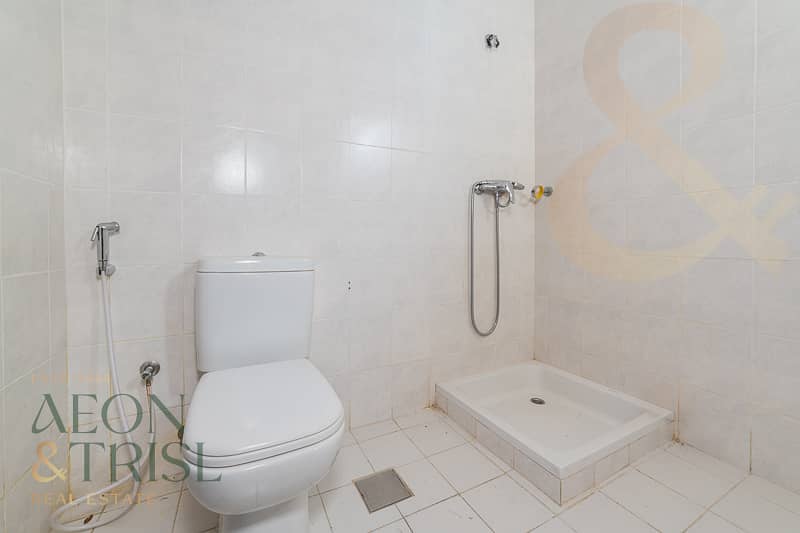 Luxury Villa | Waterfront Living | Spacious Layout - Image 40