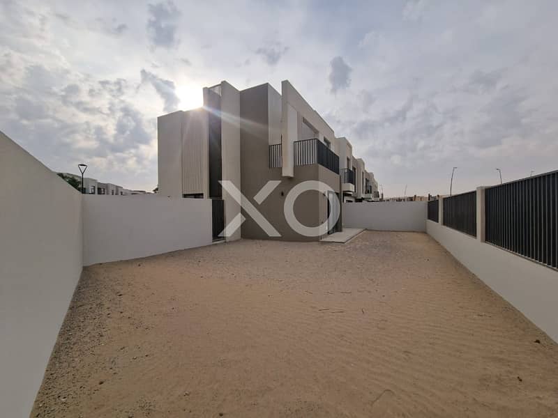 Huge Plot | Vacant | Single Row | Corner