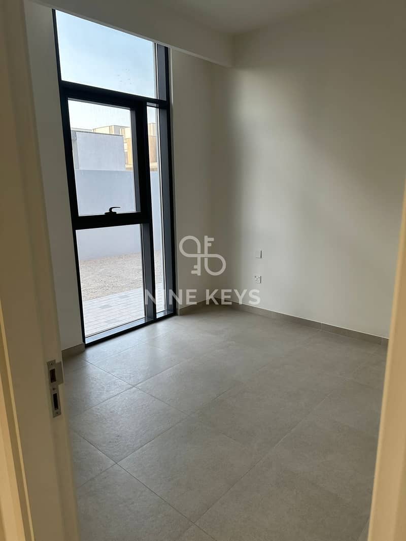 Vacant | Corner Villa | Prime Location - Image 8