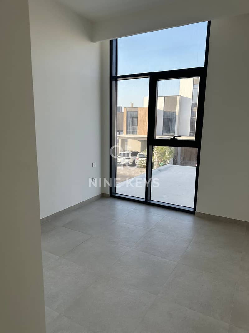 Vacant | Corner Villa | Prime Location - Image 21