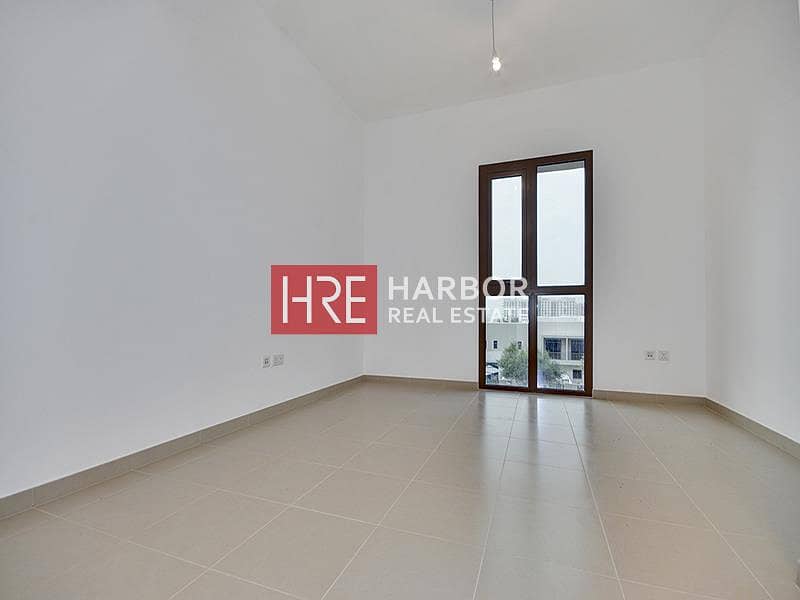 Skyline Views | Modern Studio | Prime Location