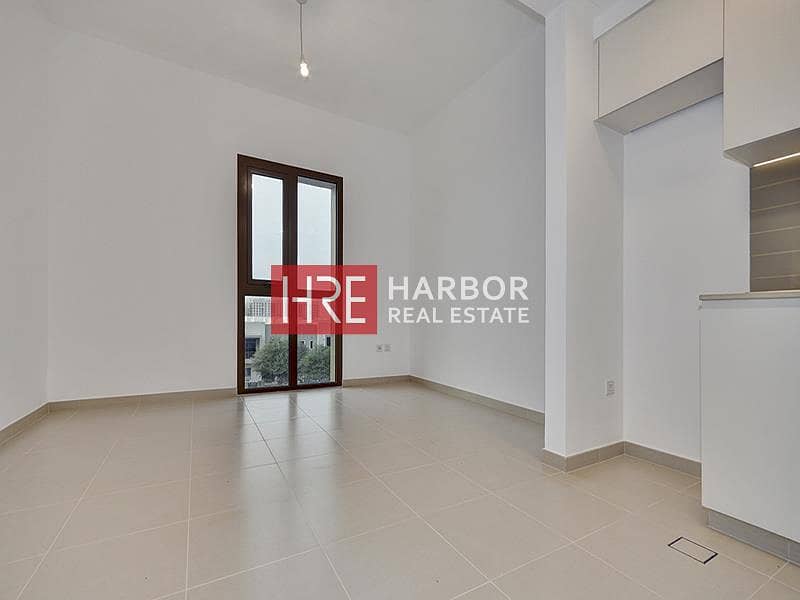 Skyline Views | Modern Studio | Prime Location