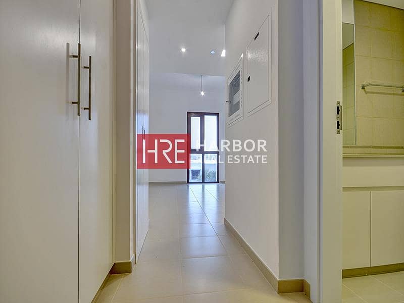 Skyline Views | Modern Studio | Prime Location - Image 6