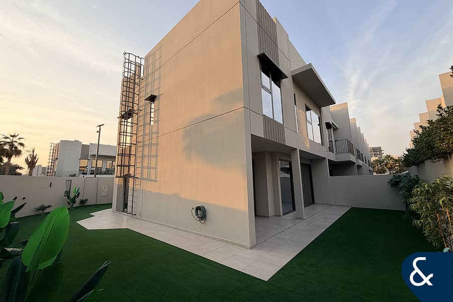 Spacious Corner Unit | Landscaped Garden | VOT