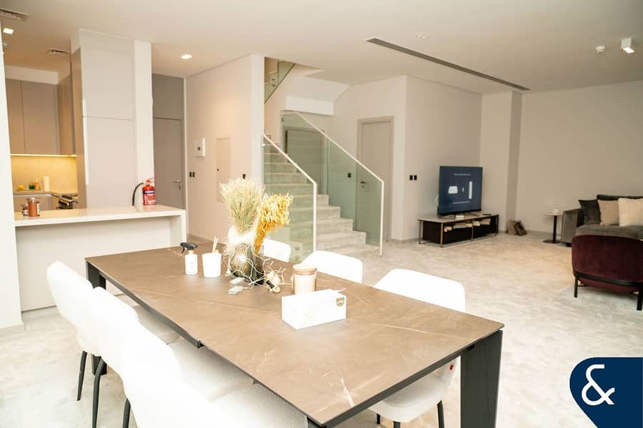 Spacious Corner Unit | Landscaped Garden | VOT